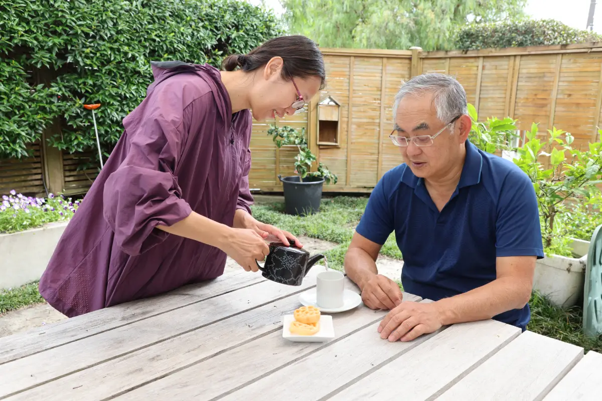 Lorraine 与 Jan 一起玩拼字游戏